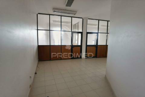 Espaço comercial-excelente localização no centro de pernes