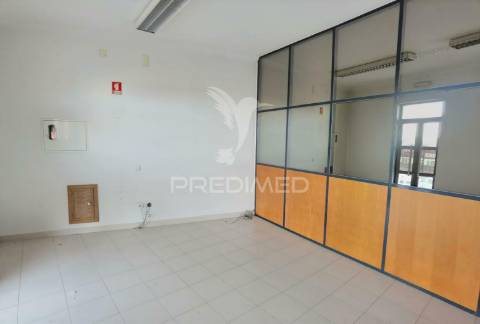 Espaço comercial-excelente localização no centro de pernes