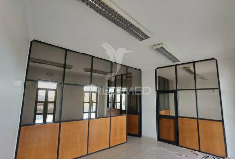 Espaço comercial-excelente localização no centro de pernes