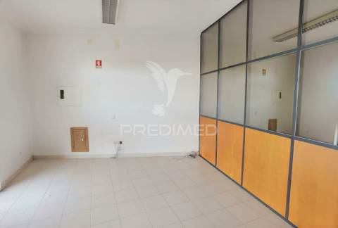 Espaço comercial-excelente localização no centro de pernes