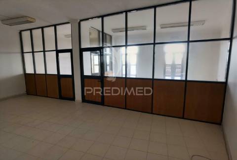 Espaço comercial-excelente localização no centro de pernes