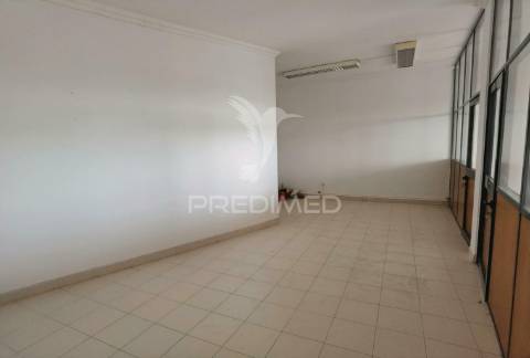 Espaço comercial-excelente localização no centro de pernes