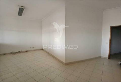 Espaço comercial-excelente localização no centro de pernes