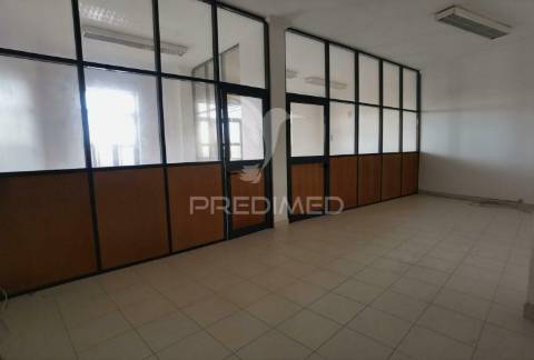 Espaço comercial-excelente localização no centro de pernes