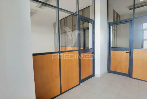 Espaço comercial-excelente localização no centro de pernes