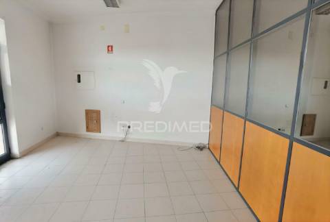 Espaço comercial-excelente localização no centro de pernes