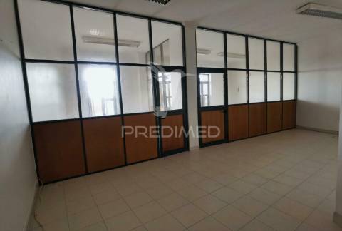 Espaço comercial-excelente localização no centro de pernes