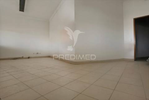 Espaço comercial-excelente localização no centro de pernes