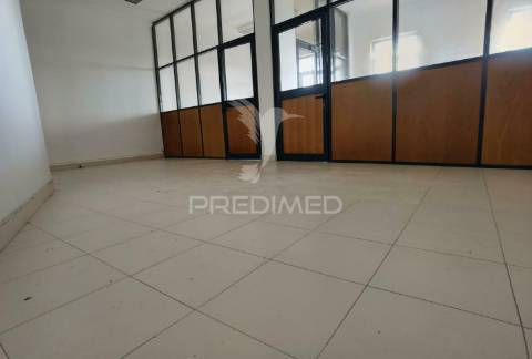 Espaço comercial-excelente localização no centro de pernes