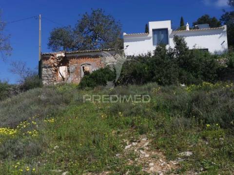 Terreno com vistas magníficas sobre o campo e o mar.