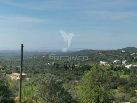 Terreno com vistas magníficas sobre o campo e o mar.