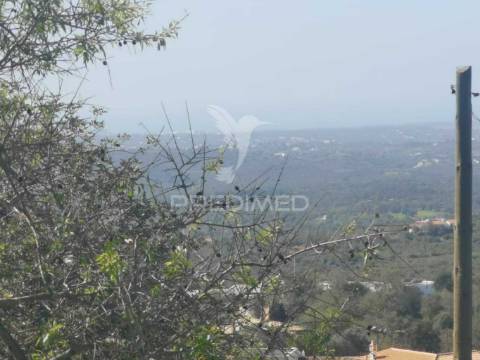 Terreno com vistas magníficas sobre o campo e o mar.