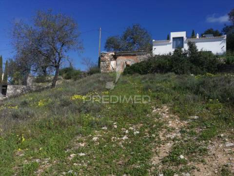 Terreno com vistas magníficas sobre o campo e o mar.