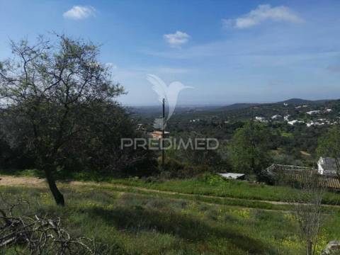 Terreno com vistas magníficas sobre o campo e o mar.