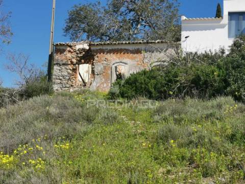 Terreno com vistas magníficas sobre o campo e o mar.