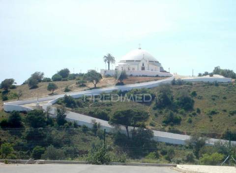 Terreno com vistas magníficas sobre o campo e o mar.