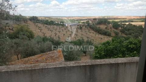 Casa de rés do chão e 1ºandar, seda.