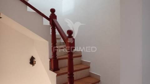 Casa de rés do chão e 1ºandar, seda.