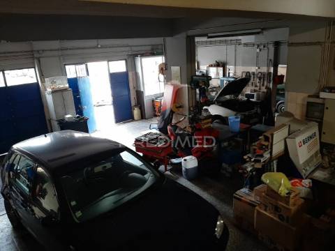 Vende-se/trespassa-se oficina, no seixal