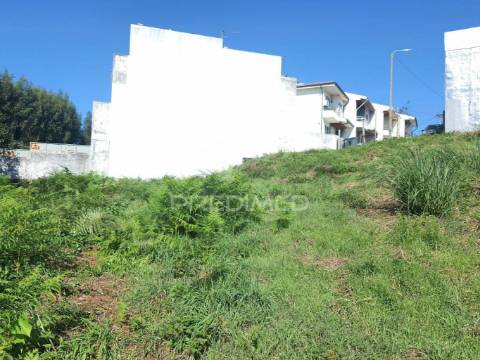 Terreno p/construção de moradia com 3 frentes em milheirós, maia