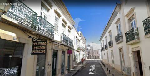 Prédio centenário habitacional e comércio na baixa de faro