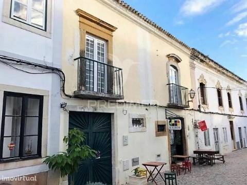 Prédio centenário habitacional e comércio na baixa de faro
