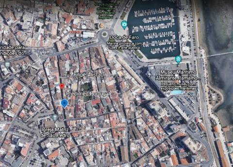 Prédio centenário habitacional e comércio na baixa de faro