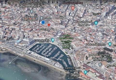 Prédio centenário habitacional e comércio na baixa de faro