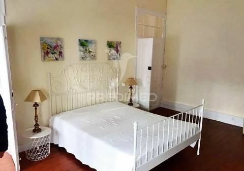 Prédio centenário habitacional e comércio na baixa de faro