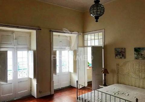 Prédio centenário habitacional e comércio na baixa de faro