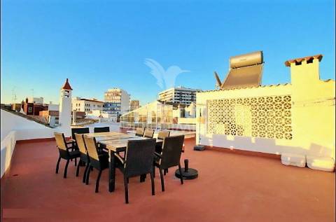 Prédio centenário habitacional e comércio na baixa de faro