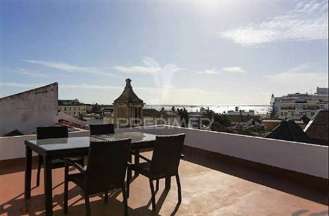 Prédio centenário habitacional e comércio na baixa de faro