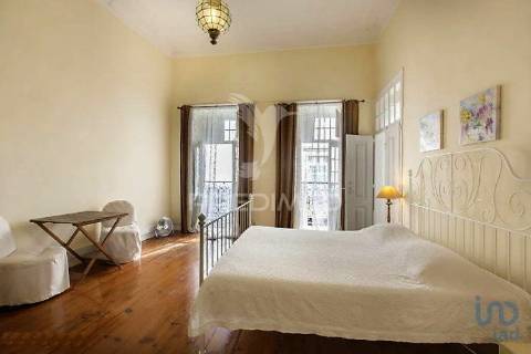 Prédio centenário habitacional e comércio na baixa de faro