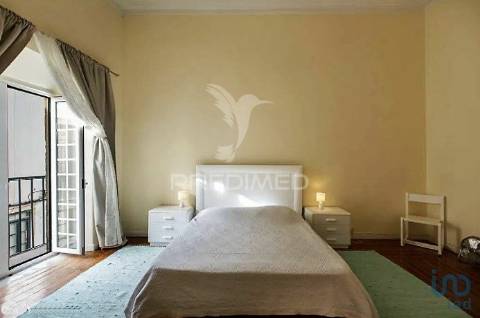 Prédio centenário habitacional e comércio na baixa de faro