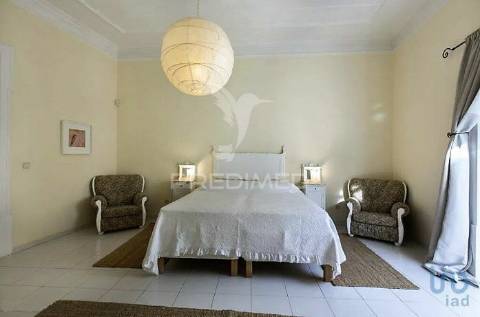 Prédio centenário habitacional e comércio na baixa de faro