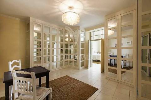 Prédio centenário habitacional e comércio na baixa de faro