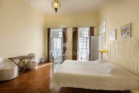 Prédio centenário habitacional e comércio na baixa de faro