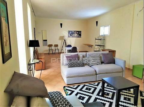 Prédio centenário habitacional e comércio na baixa de faro