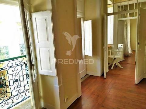 Prédio centenário habitacional e comércio na baixa de faro