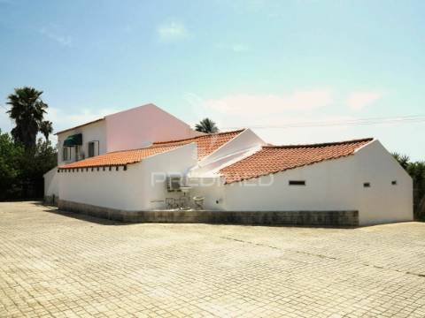 Quinta 10.080m2 com moradia bi familiar 411m2 e piscina
