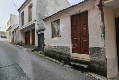 Moradia t2 para restaurar com terreno, amiais de baixo