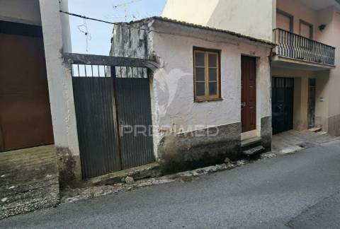 Moradia t2 para restaurar com terreno, amiais de baixo