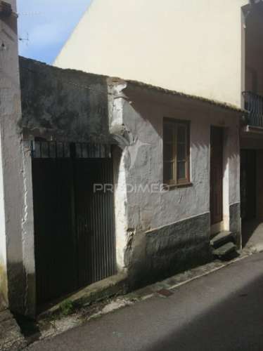 Moradia t2 para restaurar com terreno, amiais de baixo
