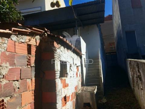 Moradia t2 para restaurar com terreno, amiais de baixo