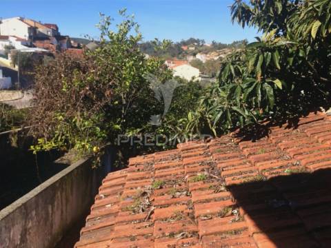 Moradia t2 para restaurar com terreno, amiais de baixo