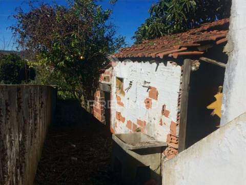 Moradia t2 para restaurar com terreno, amiais de baixo