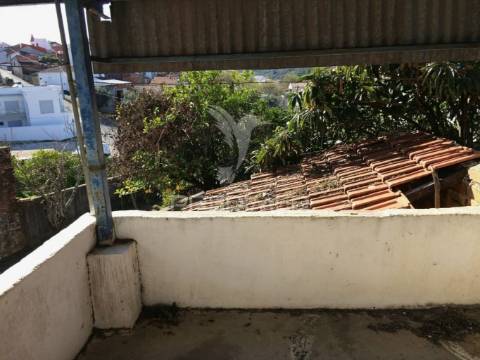 Moradia t2 para restaurar com terreno, amiais de baixo