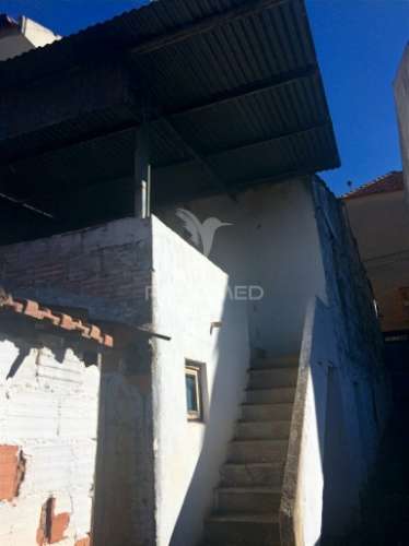 Moradia t2 para restaurar com terreno, amiais de baixo