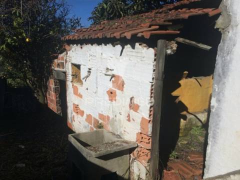 Moradia t2 para restaurar com terreno, amiais de baixo