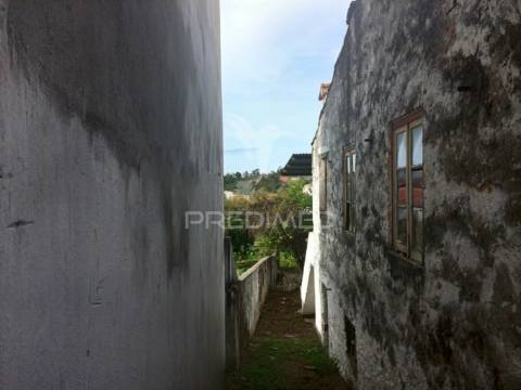 Moradia t2 para restaurar com terreno, amiais de baixo